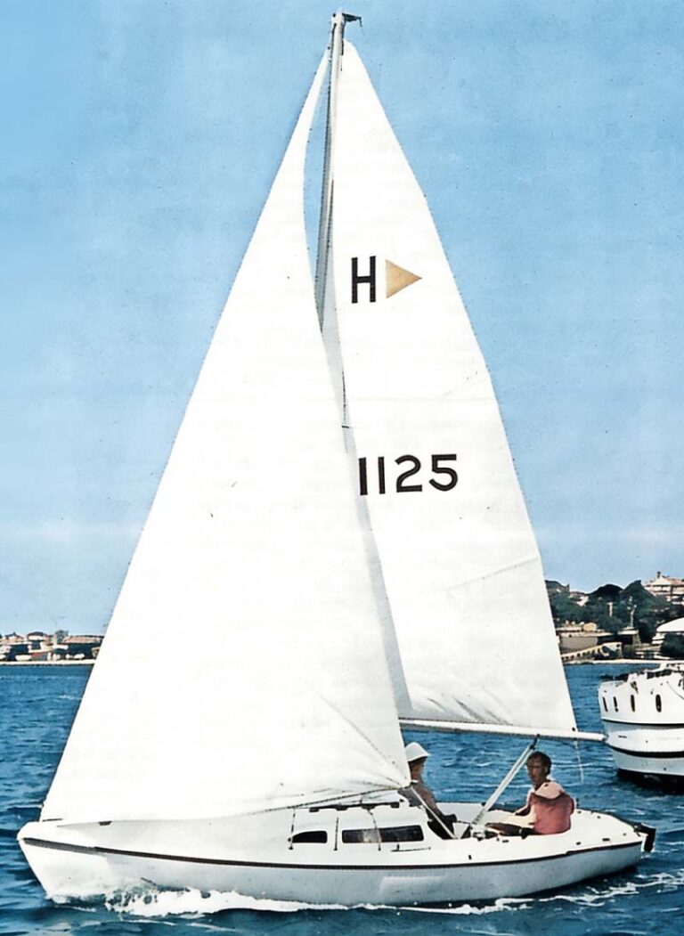 Hunter 19 under sail
